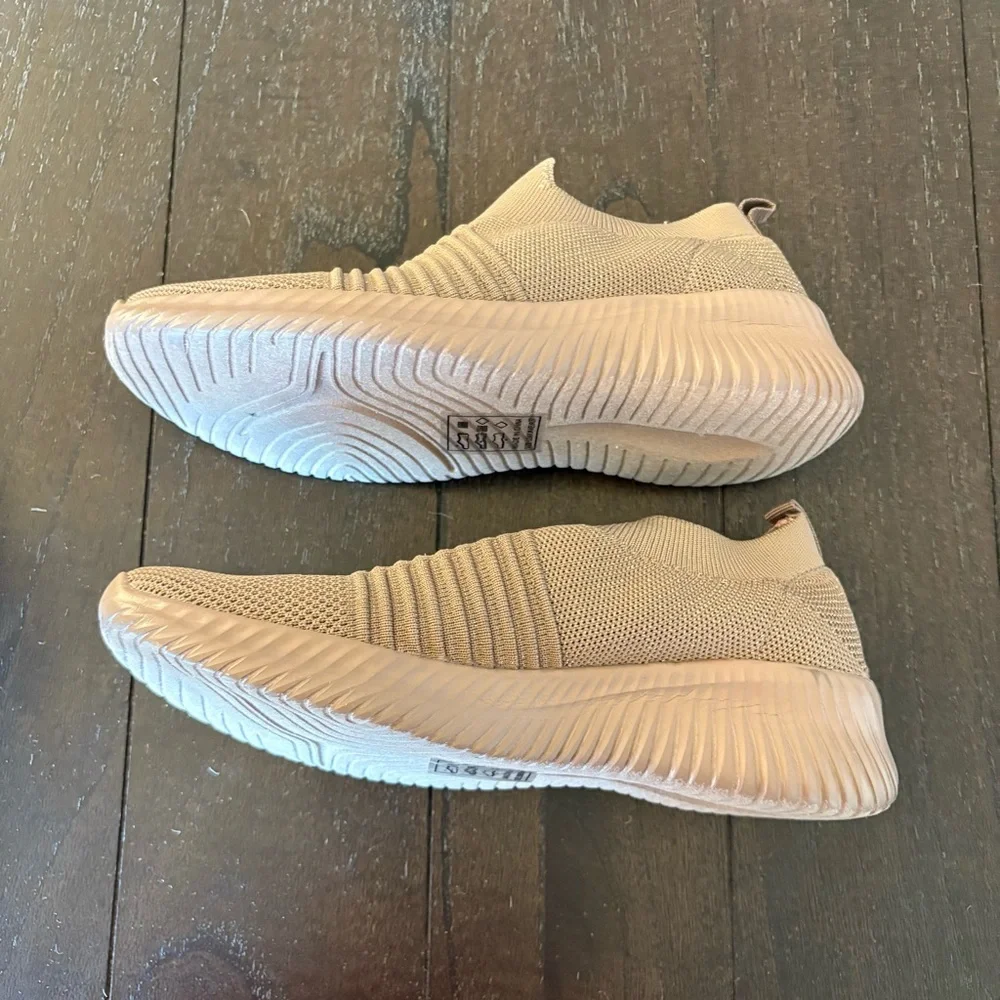 Qupid Beige Textured Lightweight Slip On Sneakers Shoes Women’s‎ Size 6